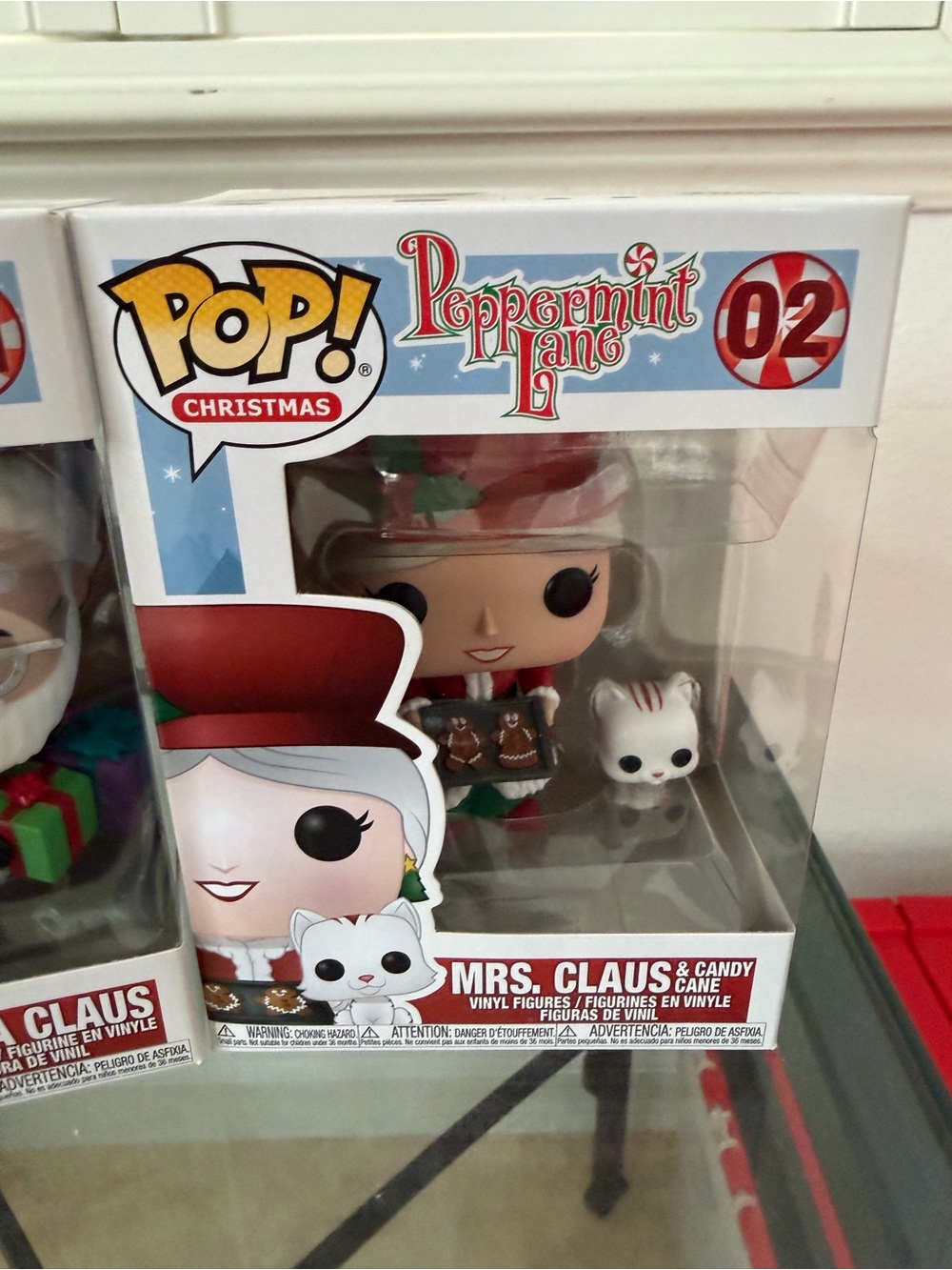 Funko Pop! Peppermint Lane Santa Claus & Mrs. Claus Vinyl Figures - Red White - Picture 3 of 5